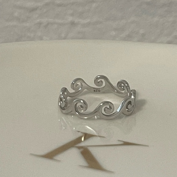 - 925 Sterling Silver Wave Band Ring. - Picture 7 of 8